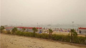 عاصفة ترابية تضرب مدن البحر الأحمر وتتسبب في ارتباك الملاحة البحرية